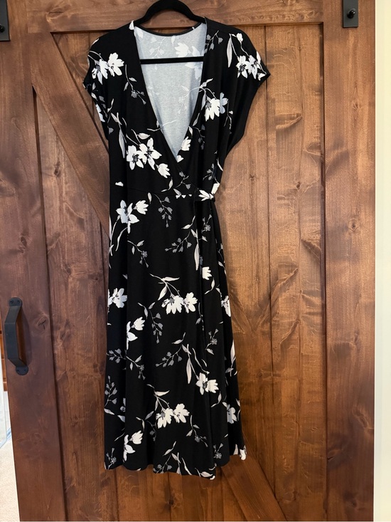 Old Navy Dresses & Skirts - Old Navy Black White Floral True Wrap Front Midi Dress L